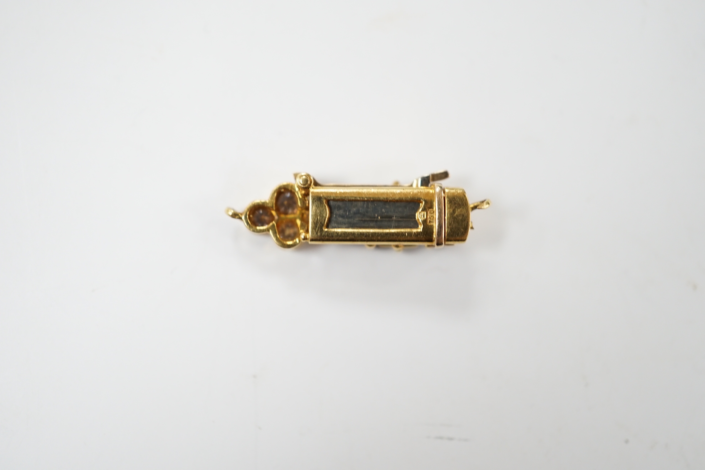 An 18ct gold, sapphire and diamond cluster set clasp, 21mm, gross weight 2.3 grams.